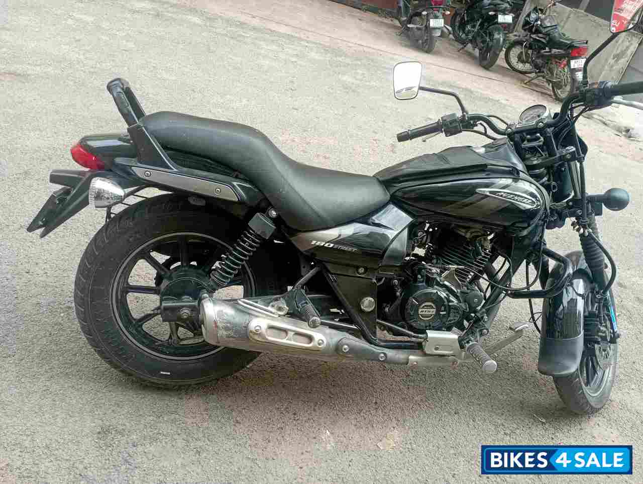 Bajaj Avenger 180 DTS-i