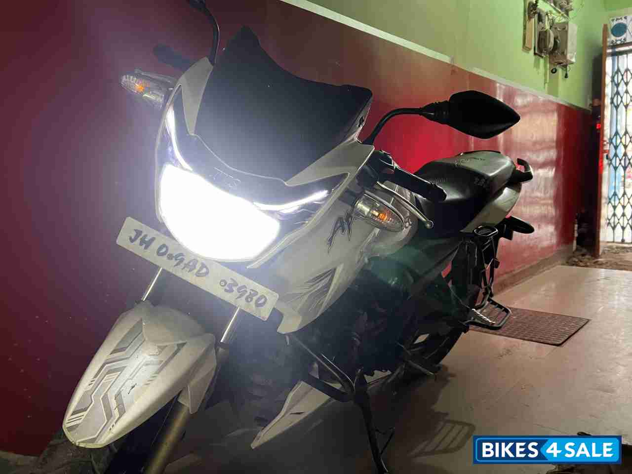 White TVS Apache RTR 180