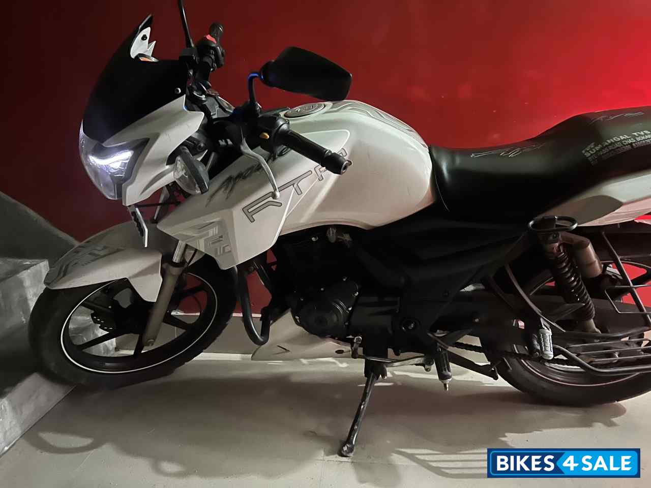 White TVS Apache RTR 180