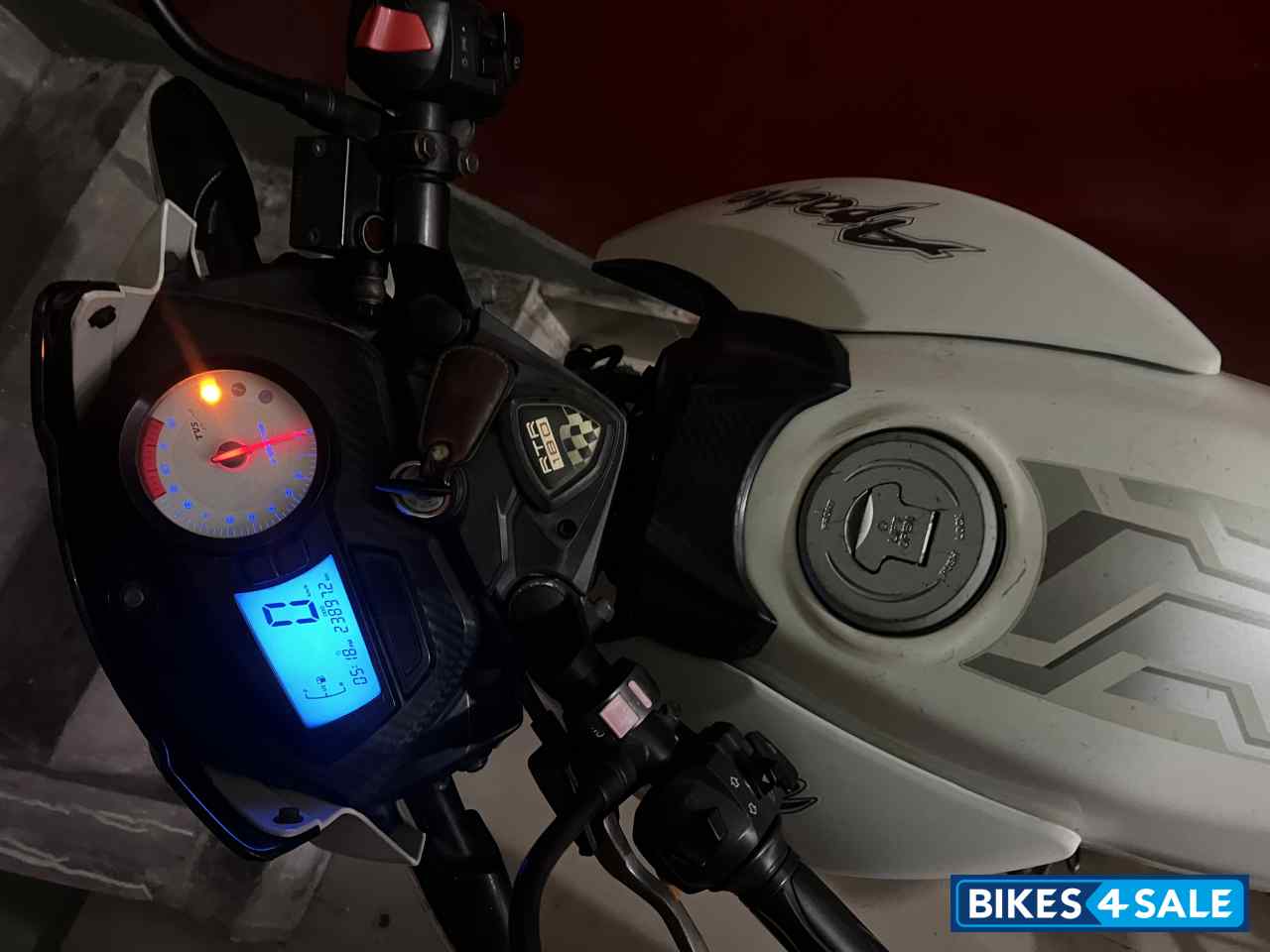 White TVS Apache RTR 180