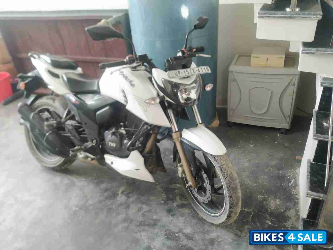 White TVS Apache RTR 200 4V