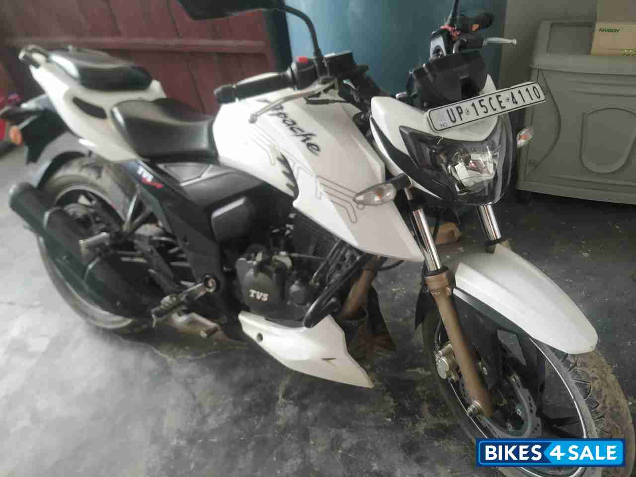 White TVS Apache RTR 200 4V