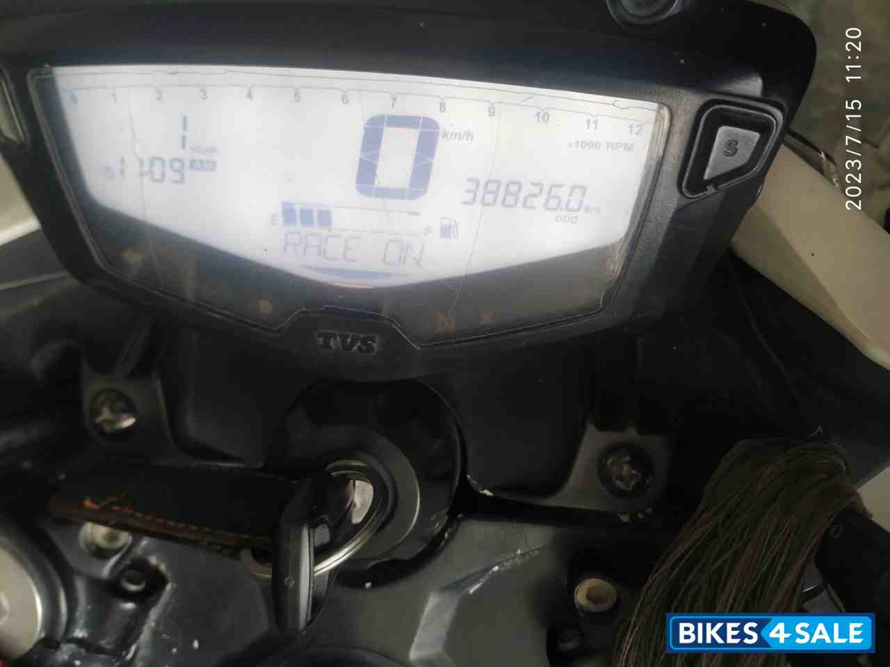 White TVS Apache RTR 200 4V