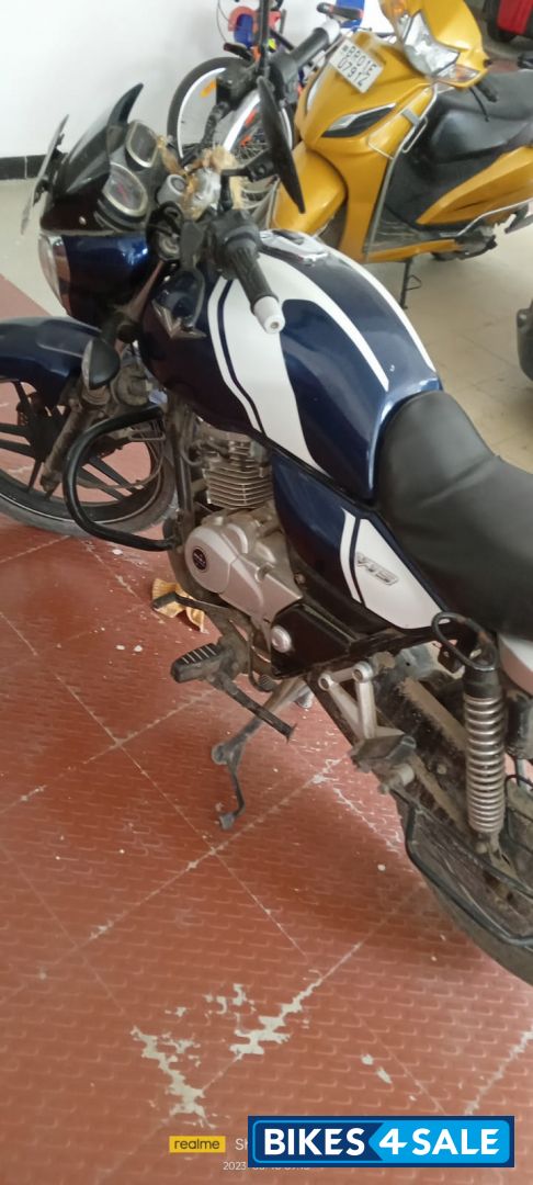Bajaj V15