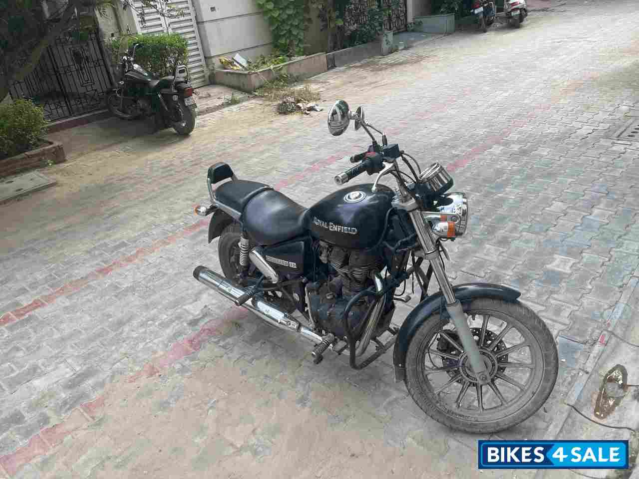 Black Royal Enfield Thunderbird 350