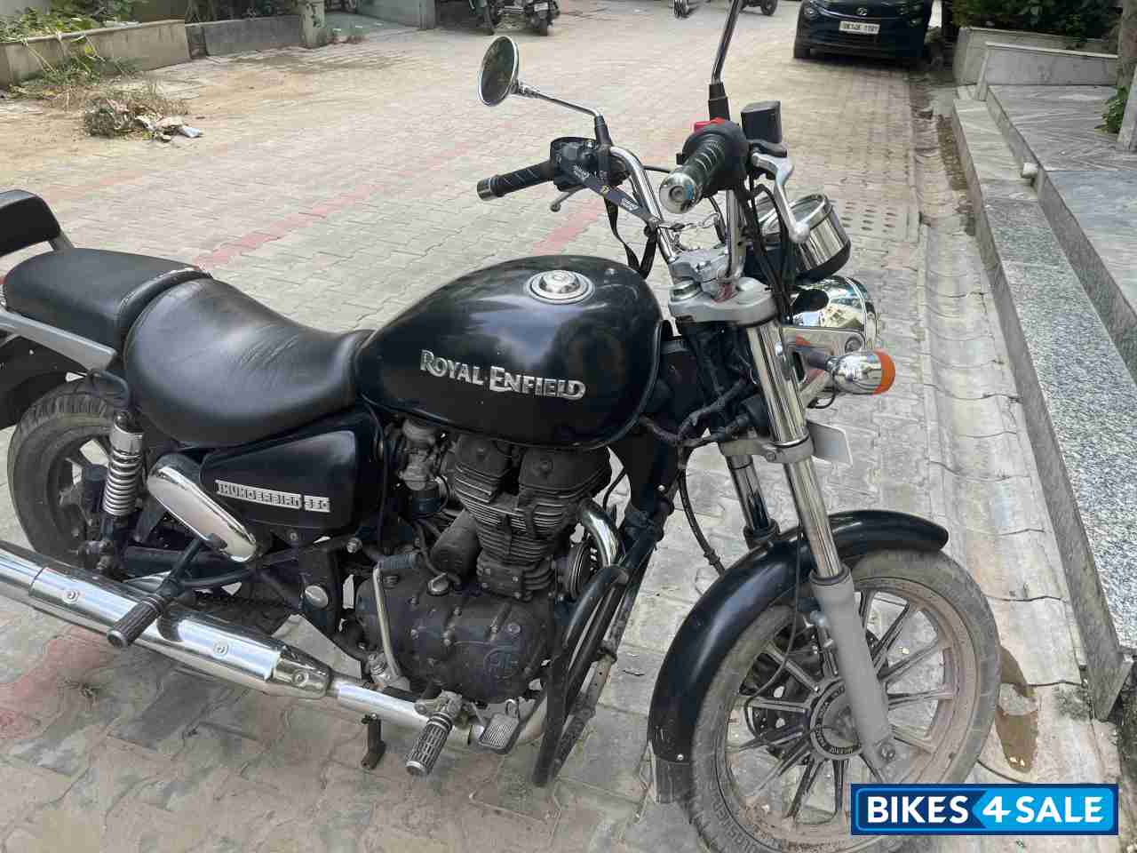 Black Royal Enfield Thunderbird 350