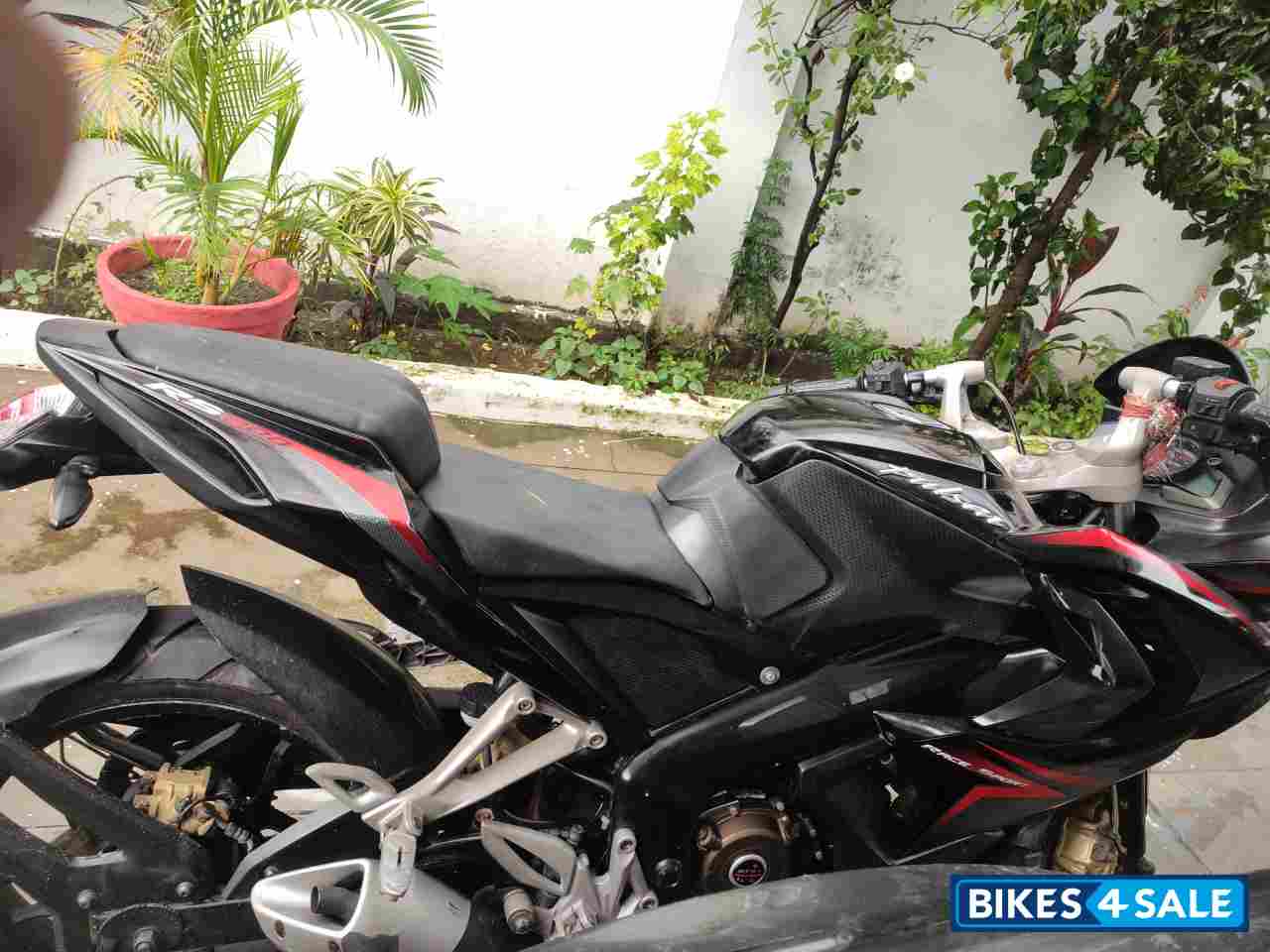 Black Bajaj Pulsar RS 200 ABS