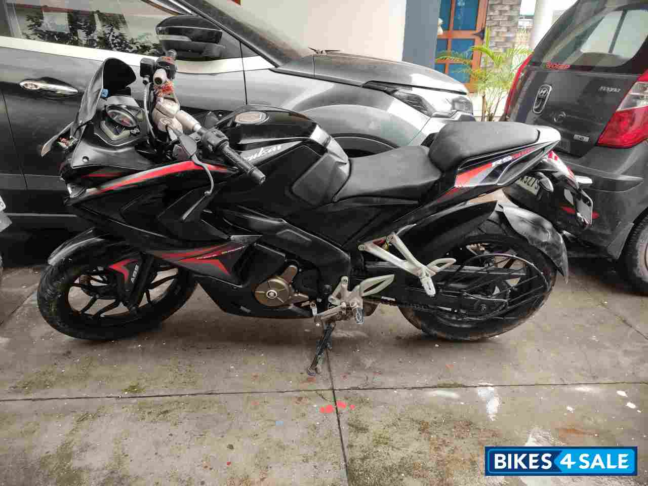 Black Bajaj Pulsar RS 200 ABS
