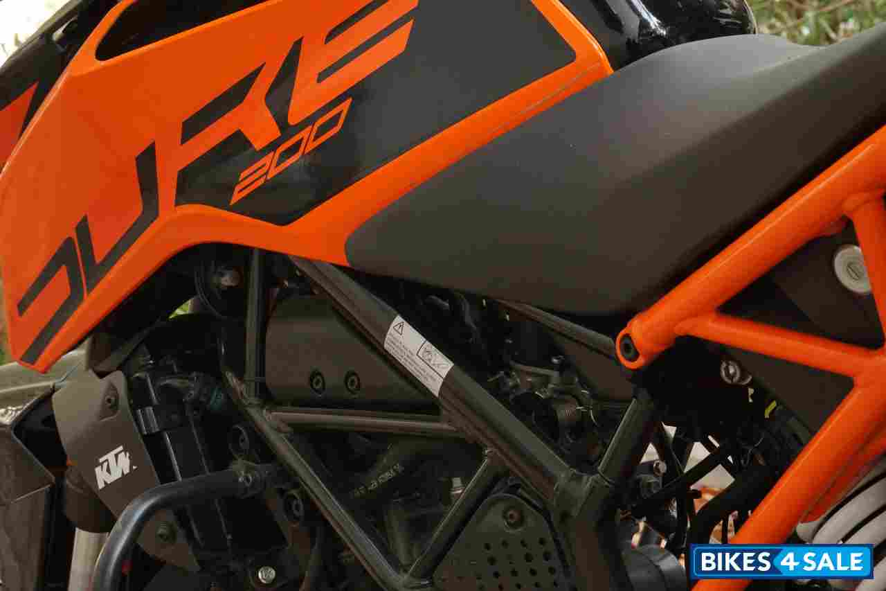 Electronic Orange KTM Duke 200 2022