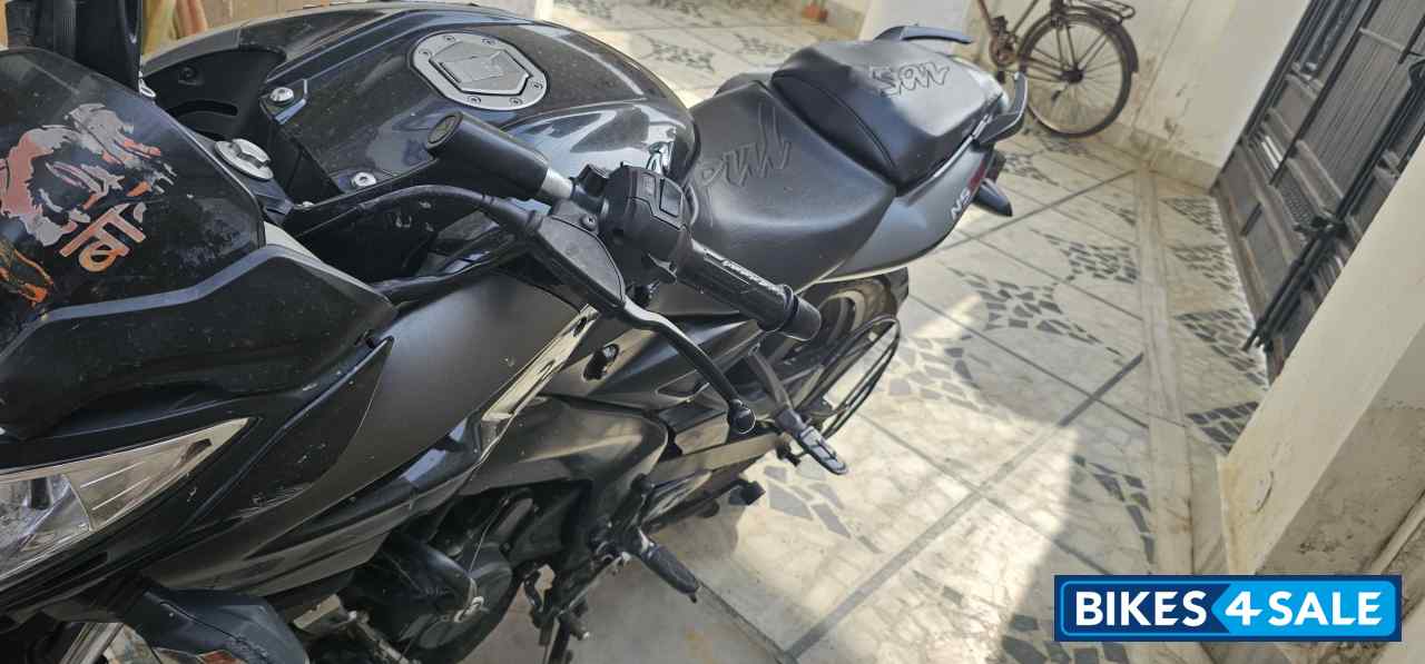 Black Bajaj Pulsar NS 200 BS6