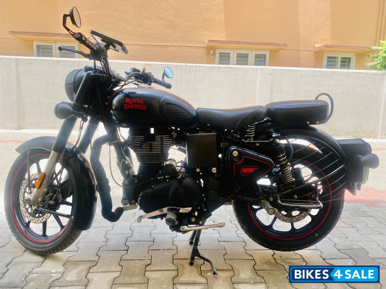 Royal Enfield Classic Stealth Black