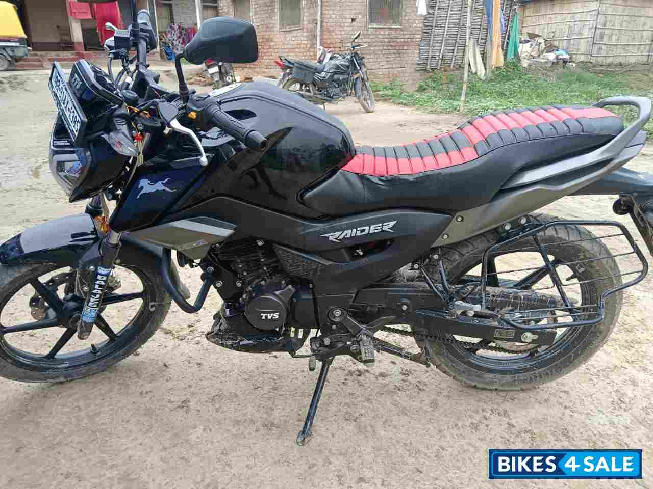 Black TVS Raider 125