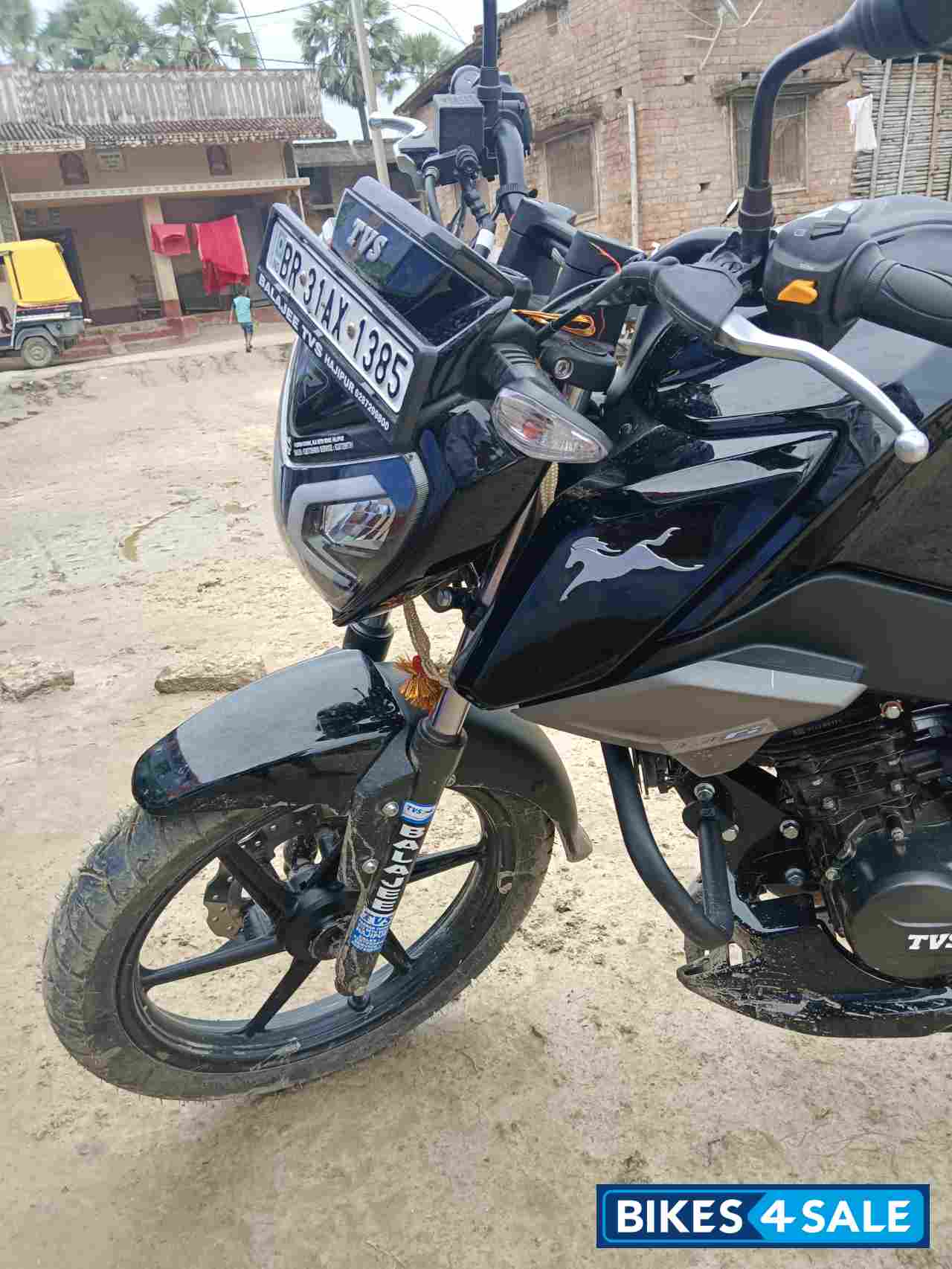 Black TVS Raider 125