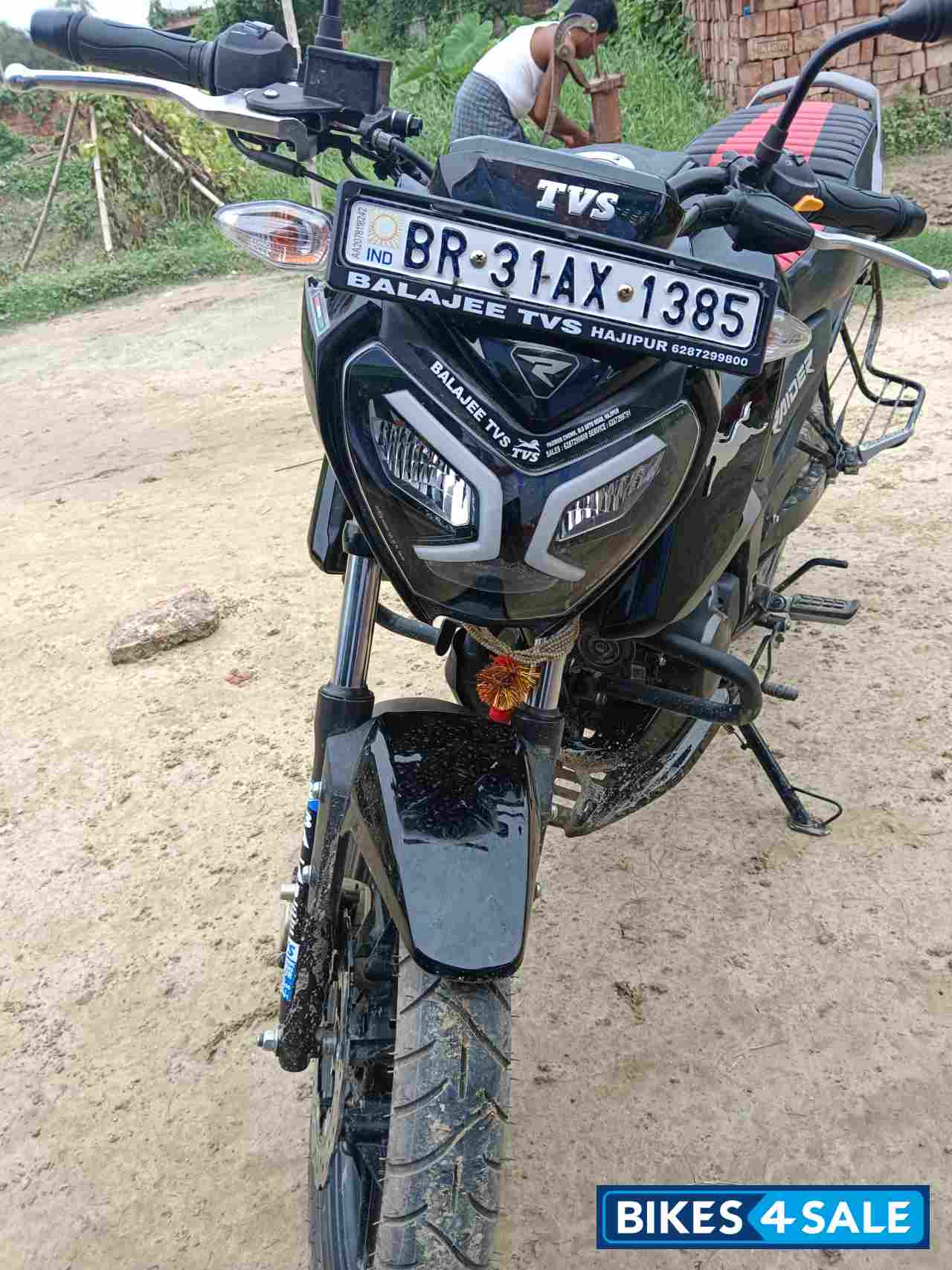 Black TVS Raider 125