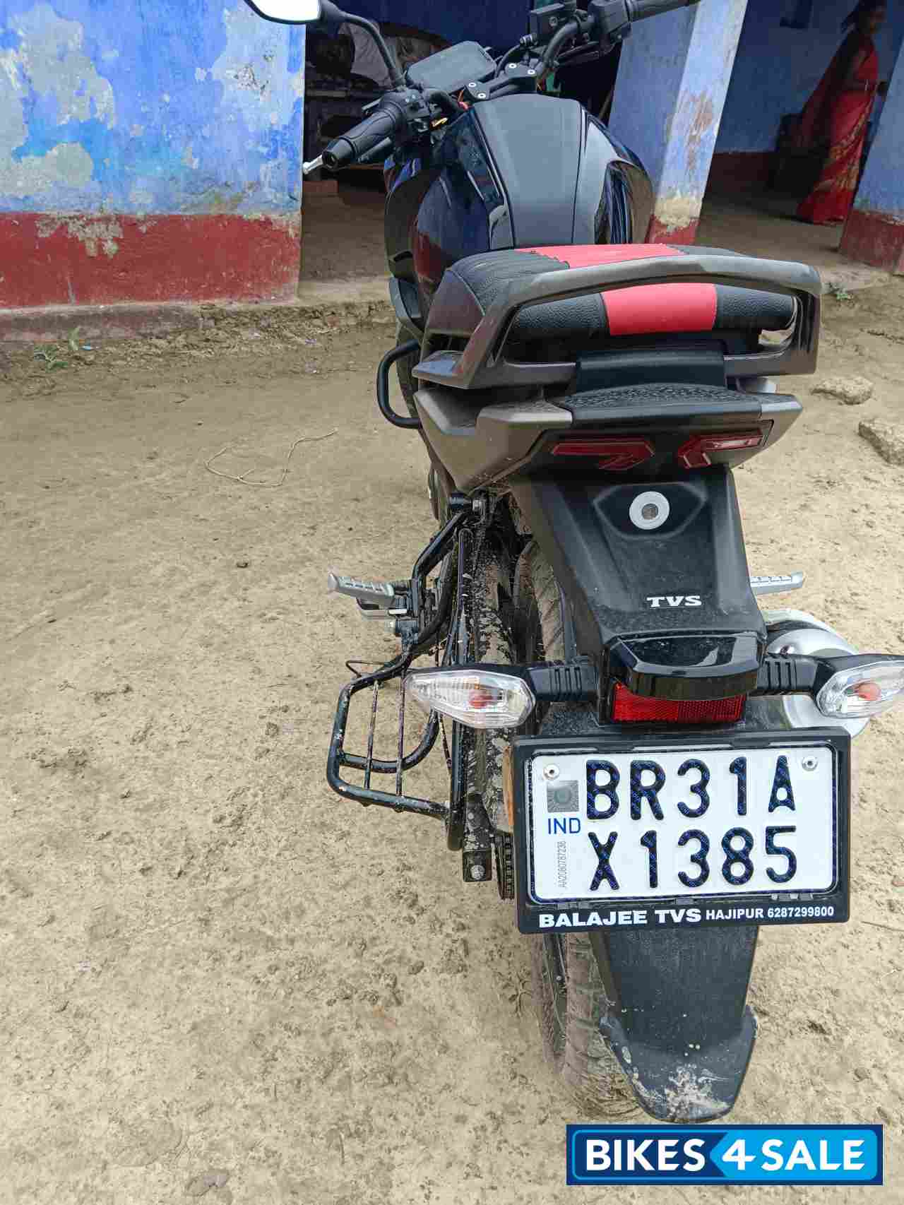 Black TVS Raider 125