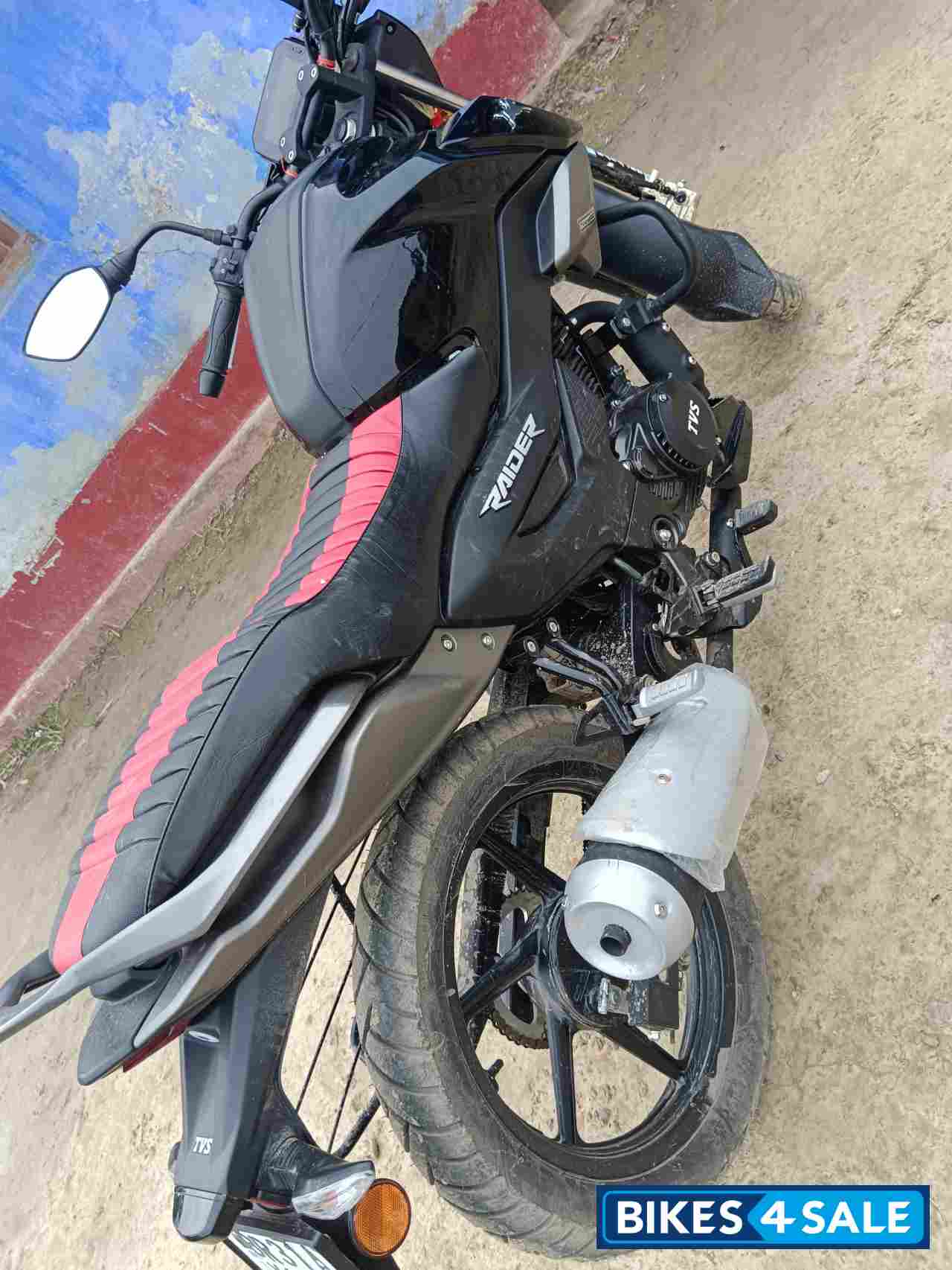 Black TVS Raider 125
