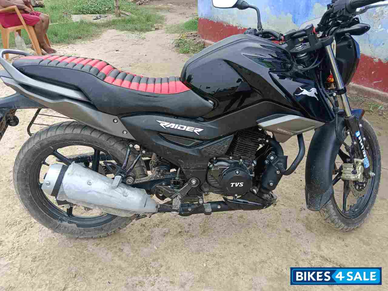 Black TVS Raider 125