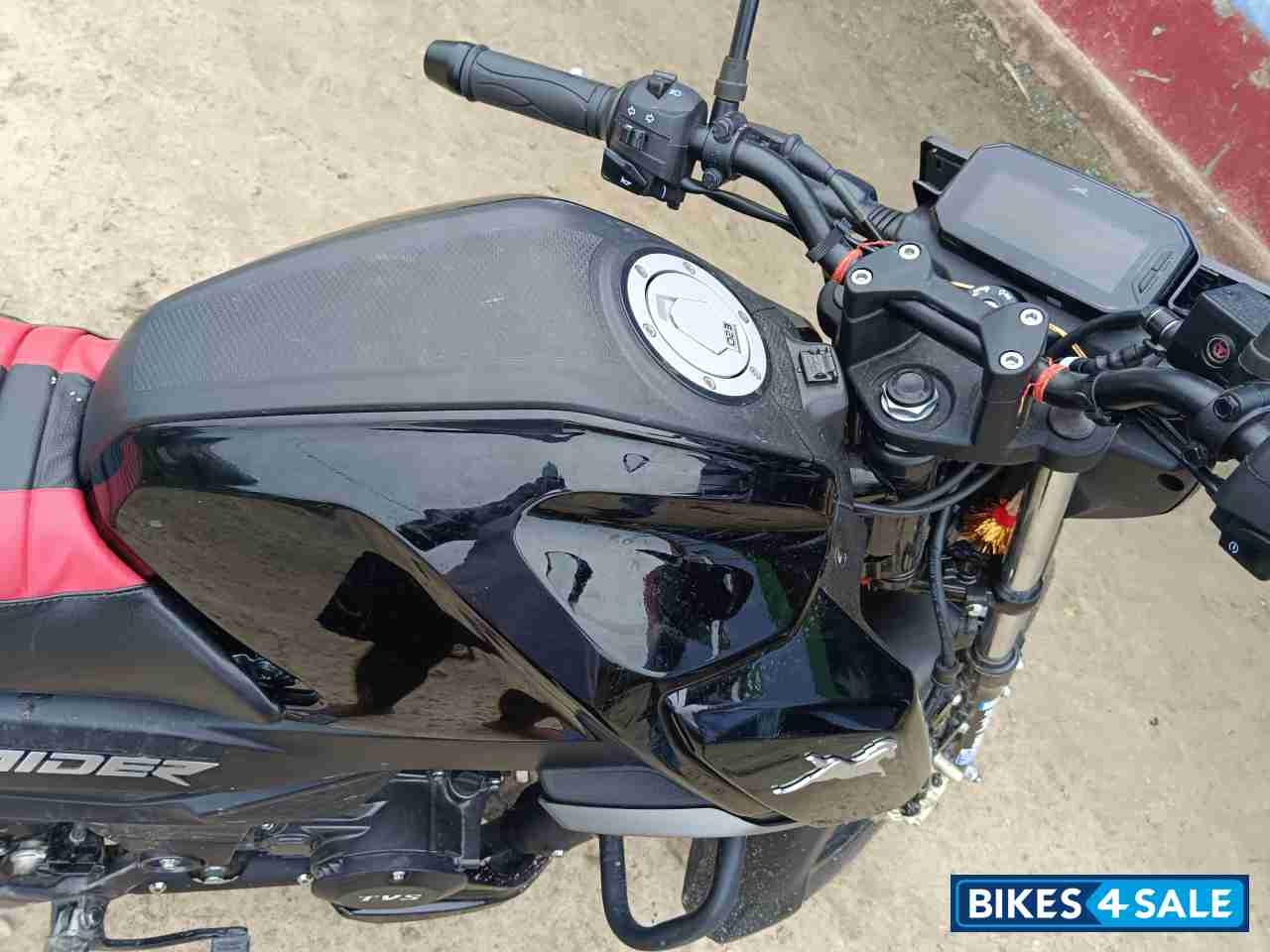 Black TVS Raider 125