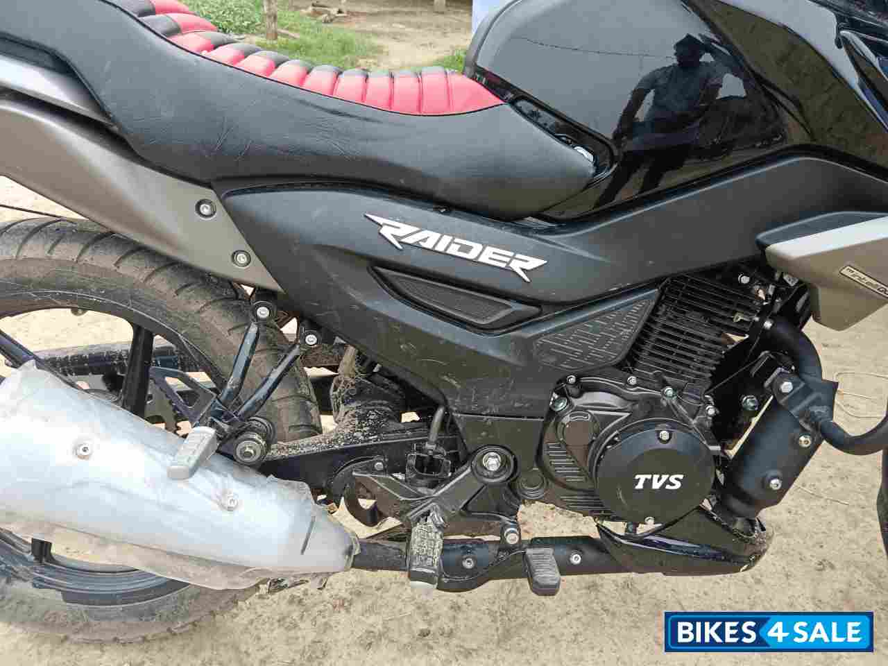 Black TVS Raider 125