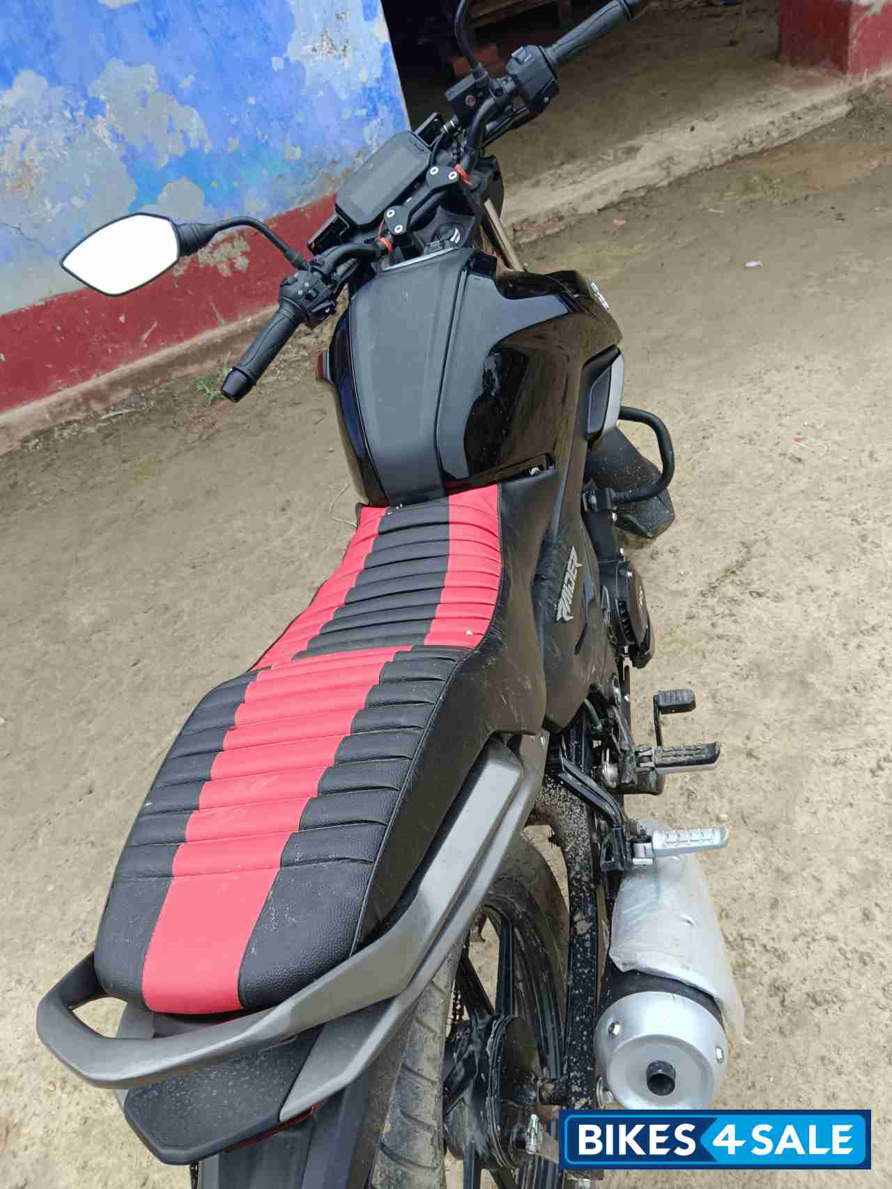 Black TVS Raider 125