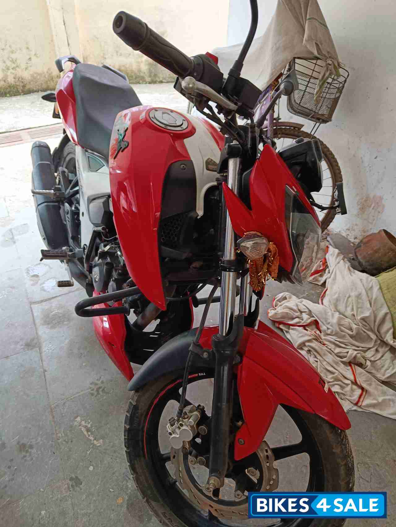 Red TVS Apache RTR 160 4V Red TVS Apache RTR 160 4V
