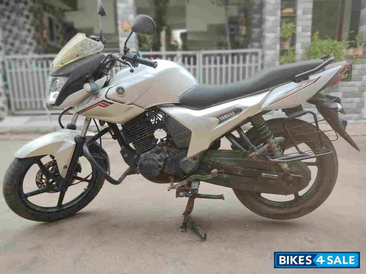 White Yamaha  Szr