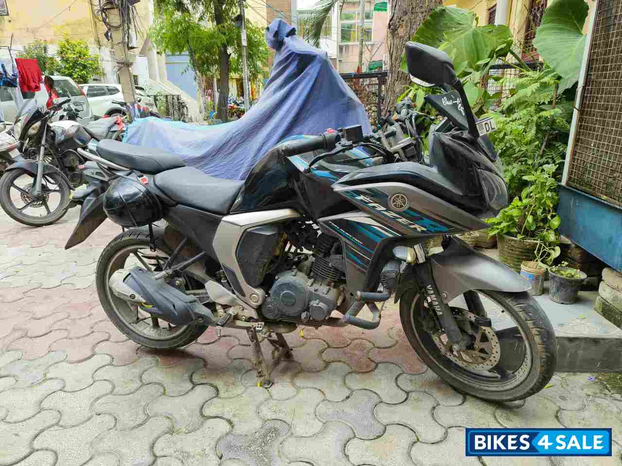 Cyan Black Yamaha Fazer FI V2