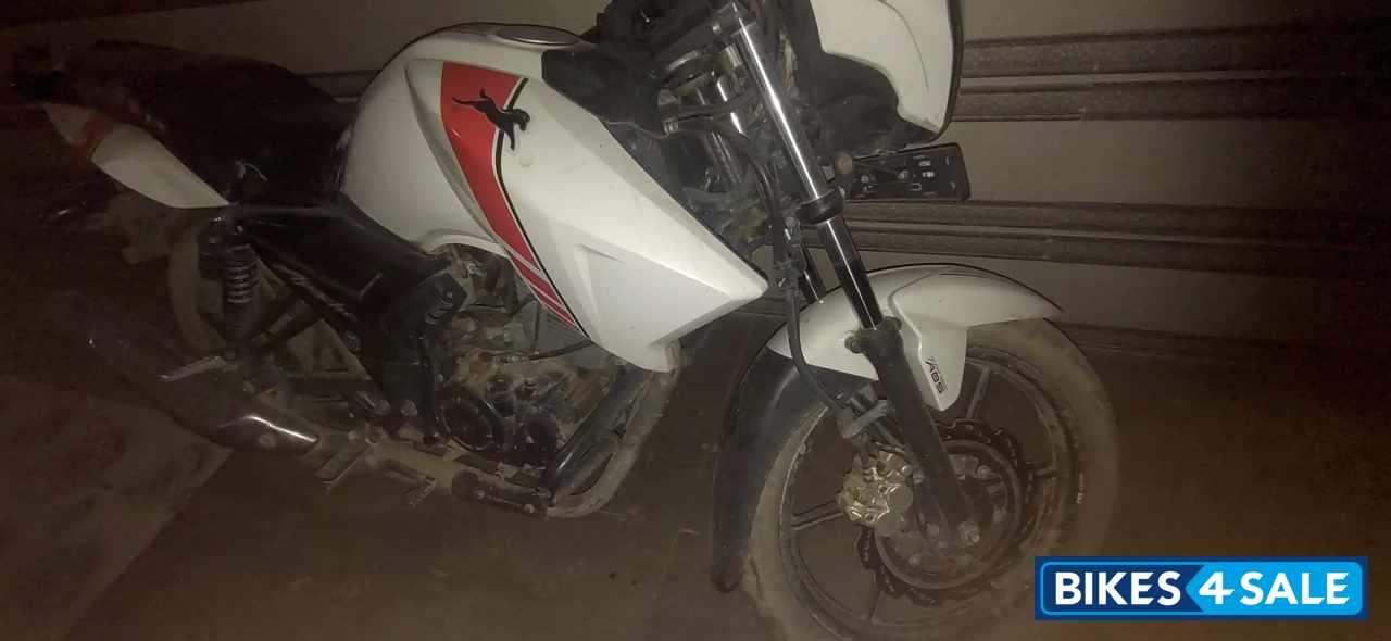 White TVS Apache RTR 160