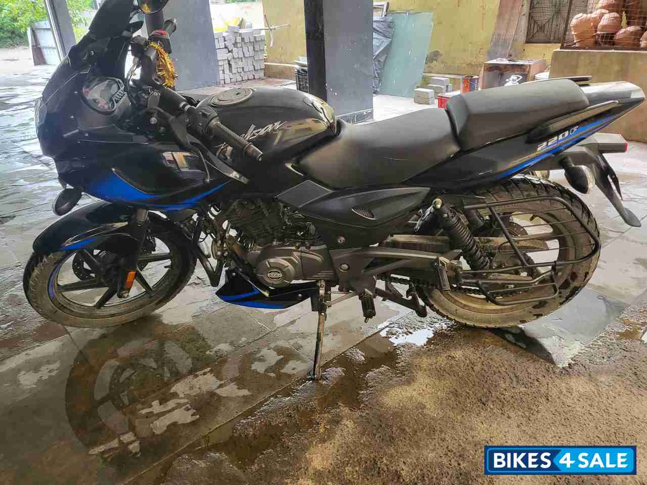 Bajaj Pulsar 220F BS6