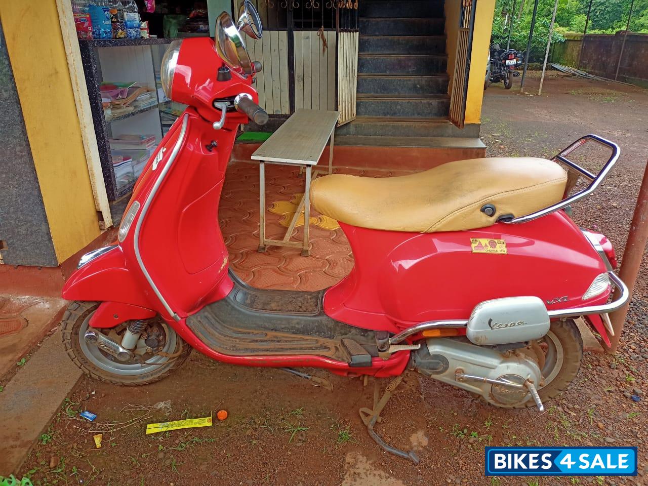 Red Vespa VXL 125