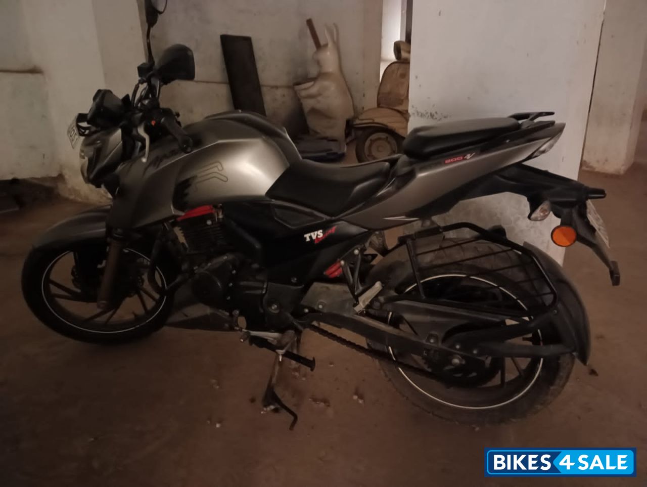 Black TVS Apache RTR 200 4V