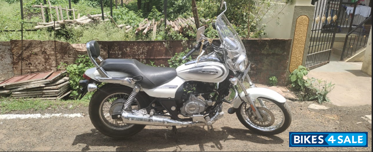 Moon White Bajaj Avenger Cruise 220 BS6