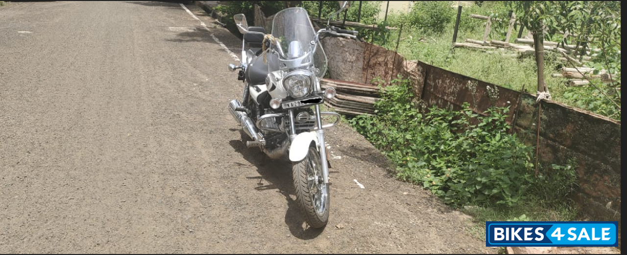 Moon White Bajaj Avenger Cruise 220 BS6