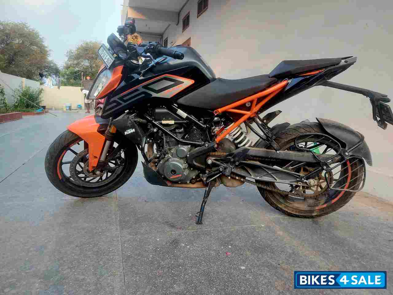 Ebony Black KTM Duke 250 2022