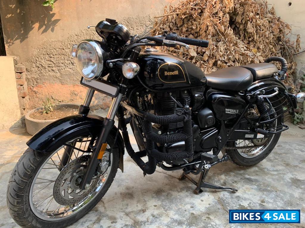 Black Benelli Imperiale 400 BS6