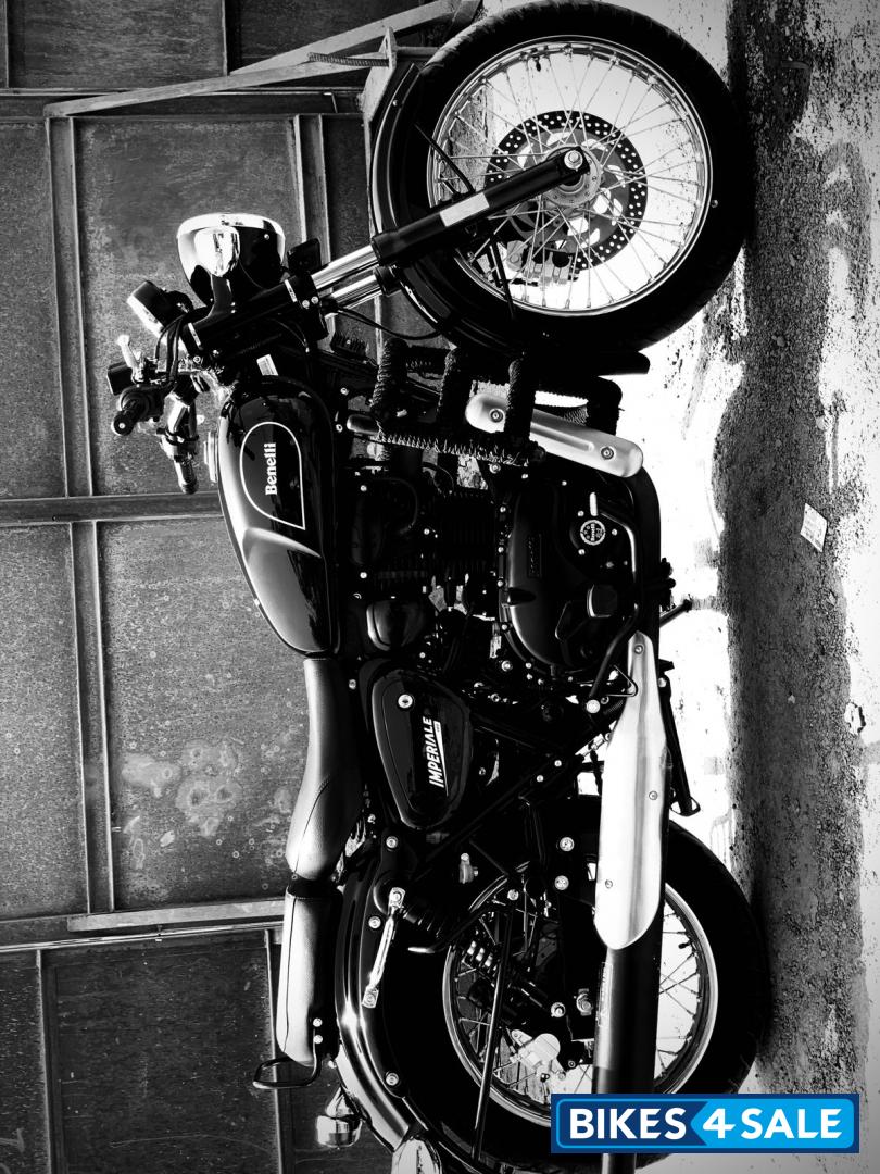 Black Benelli Imperiale 400 BS6