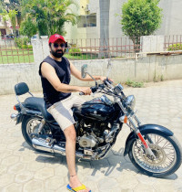 Black Bajaj Avenger 220 DTS-i
