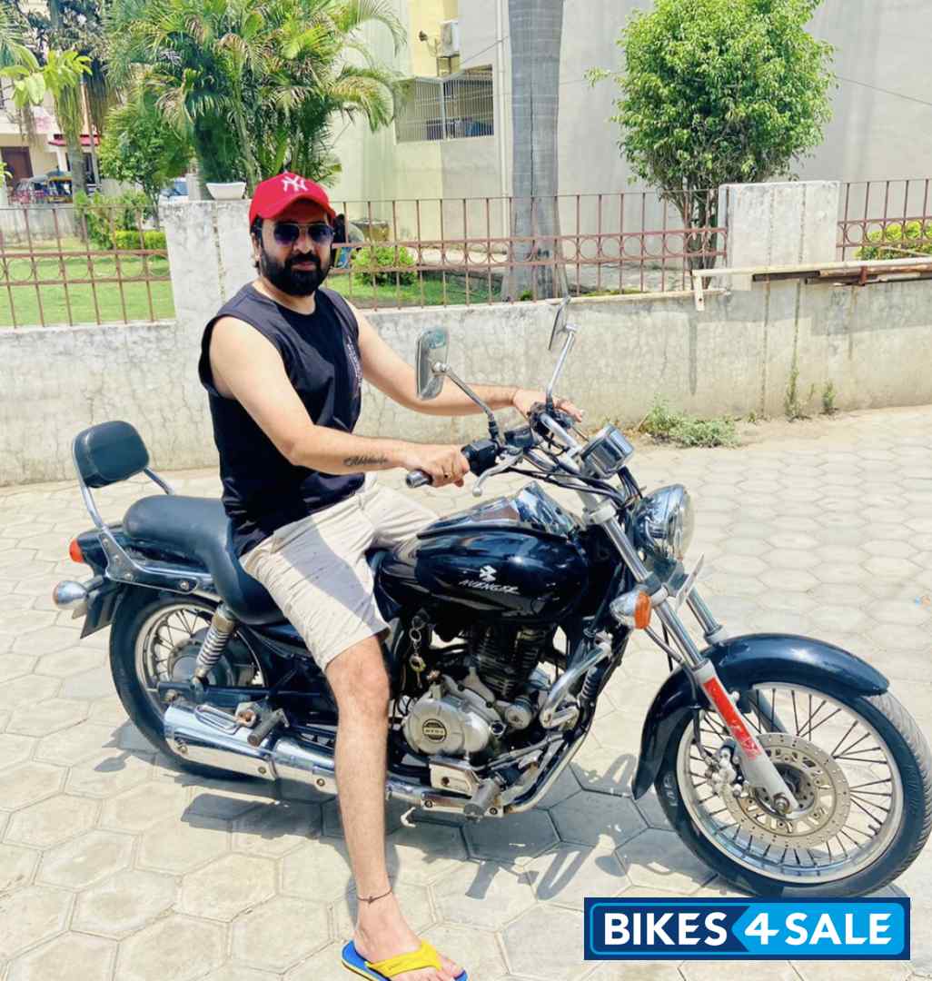 Black Bajaj Avenger 220 DTS-i