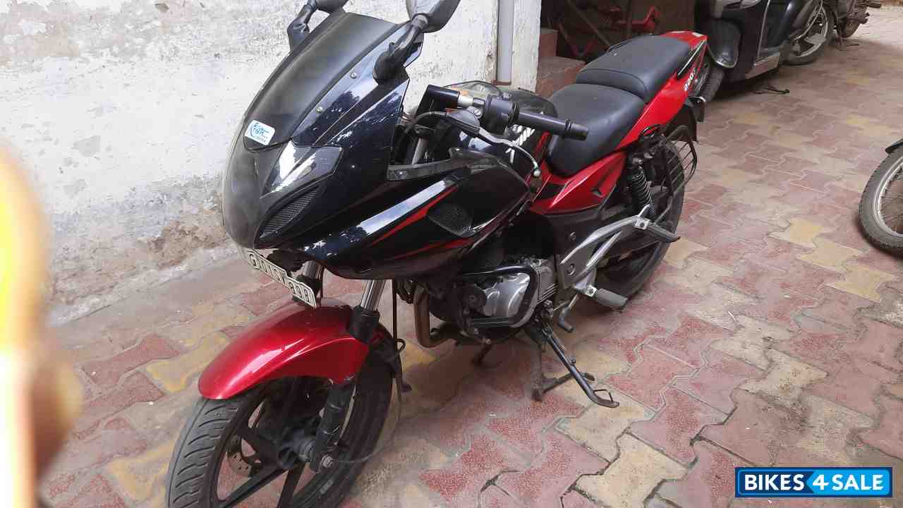 Red&black Bajaj Pulsar 220F
