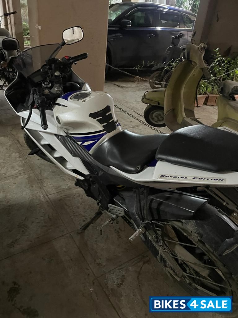 White/blue Yamaha YZF R15 V2