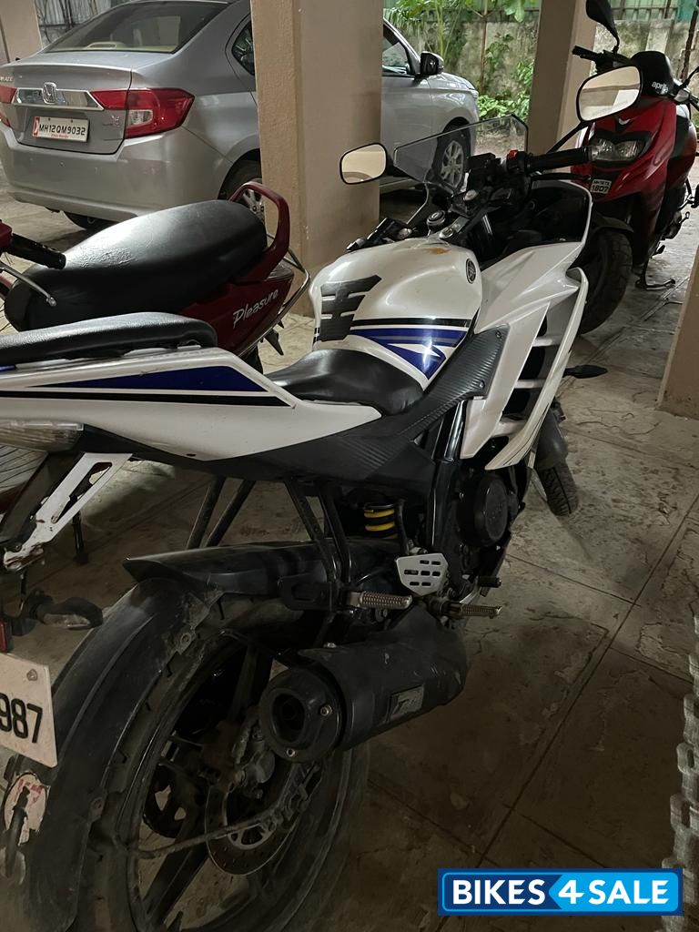 White/blue Yamaha YZF R15 V2