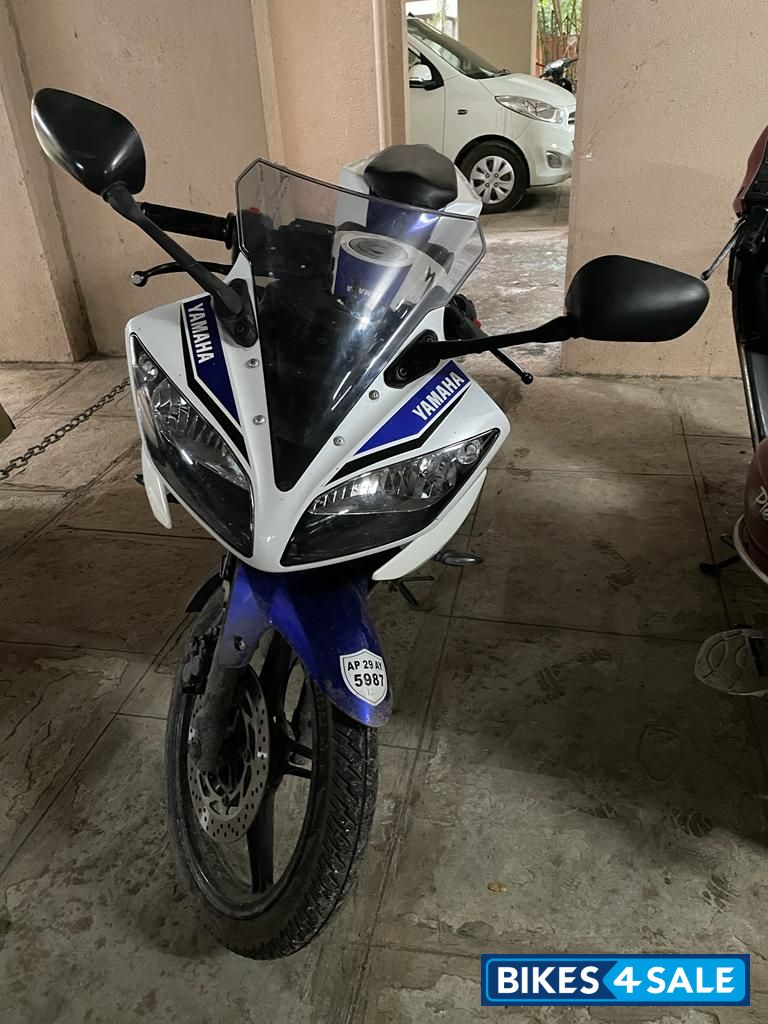 White/blue Yamaha YZF R15 V2