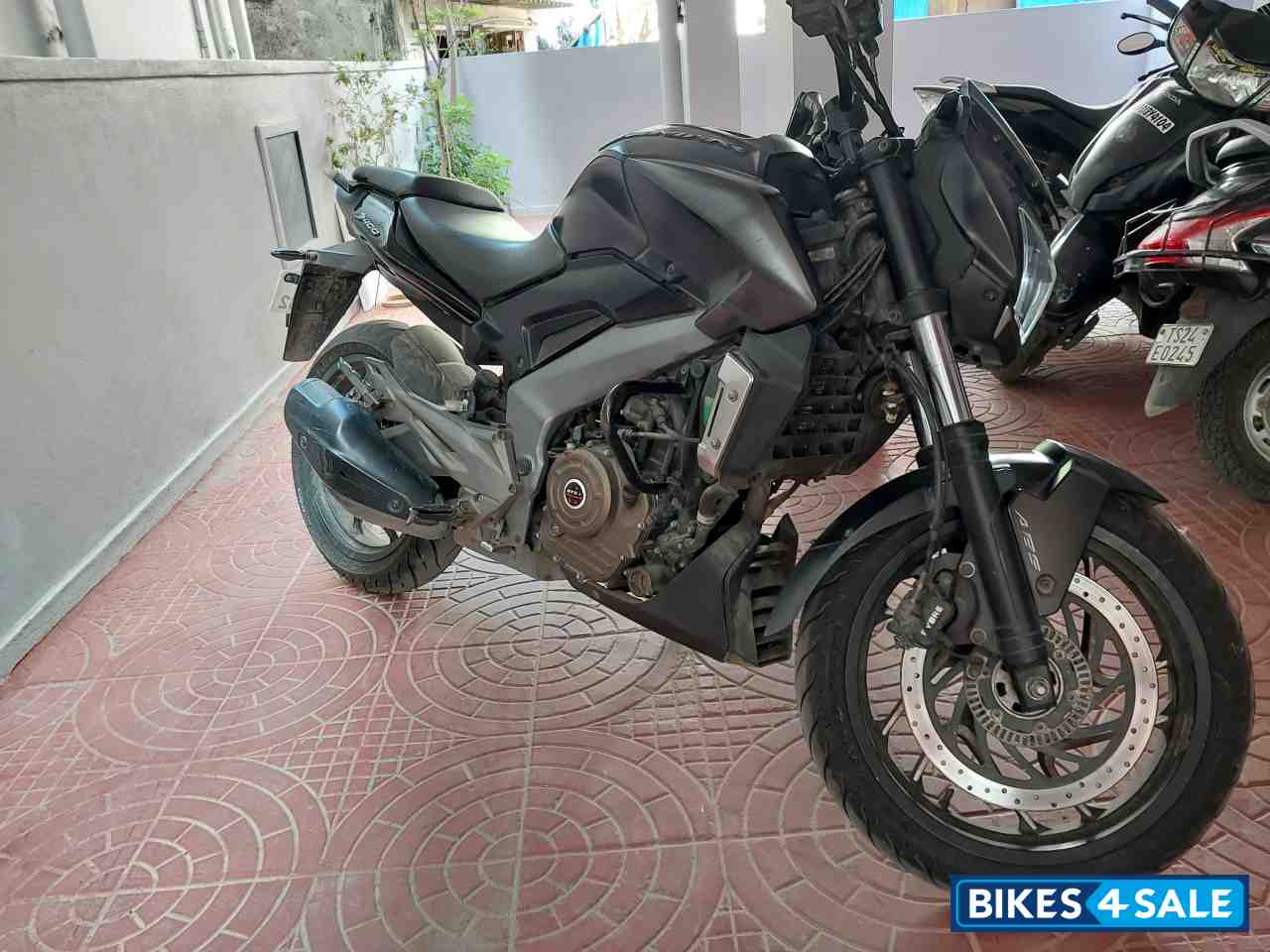 Black Bajaj Dominar 400