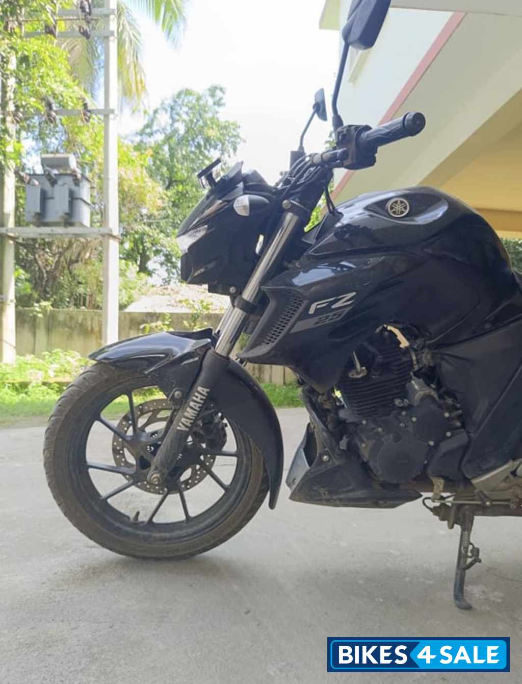 Black Yamaha FZ 25 BS6