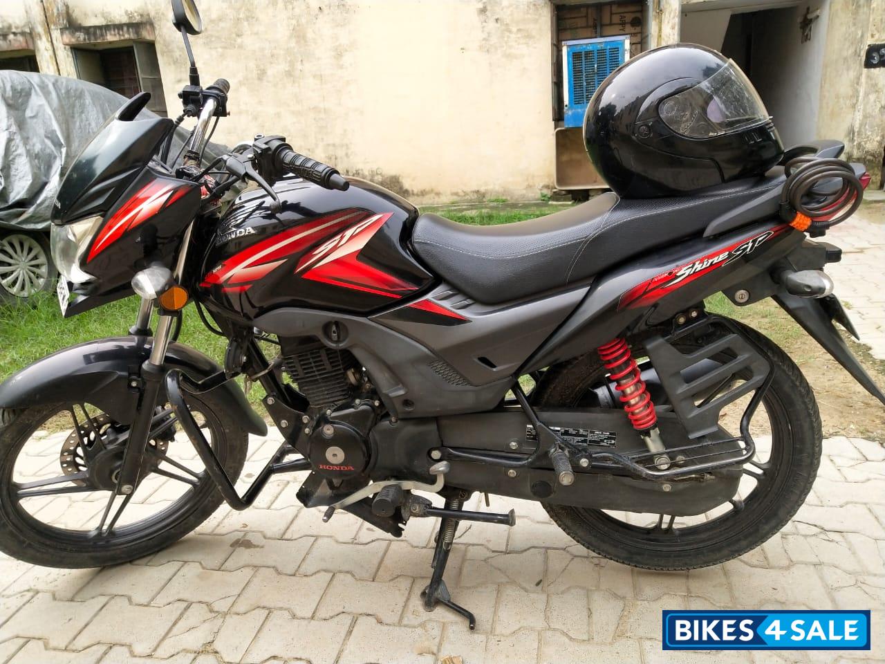 Black And Red Honda CB Shine SP