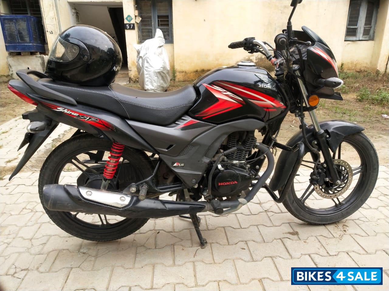 Black And Red Honda CB Shine SP