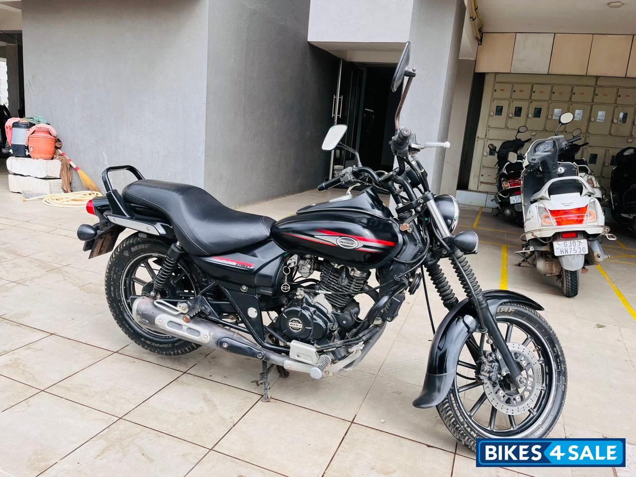 Black Bajaj Avenger Street 220