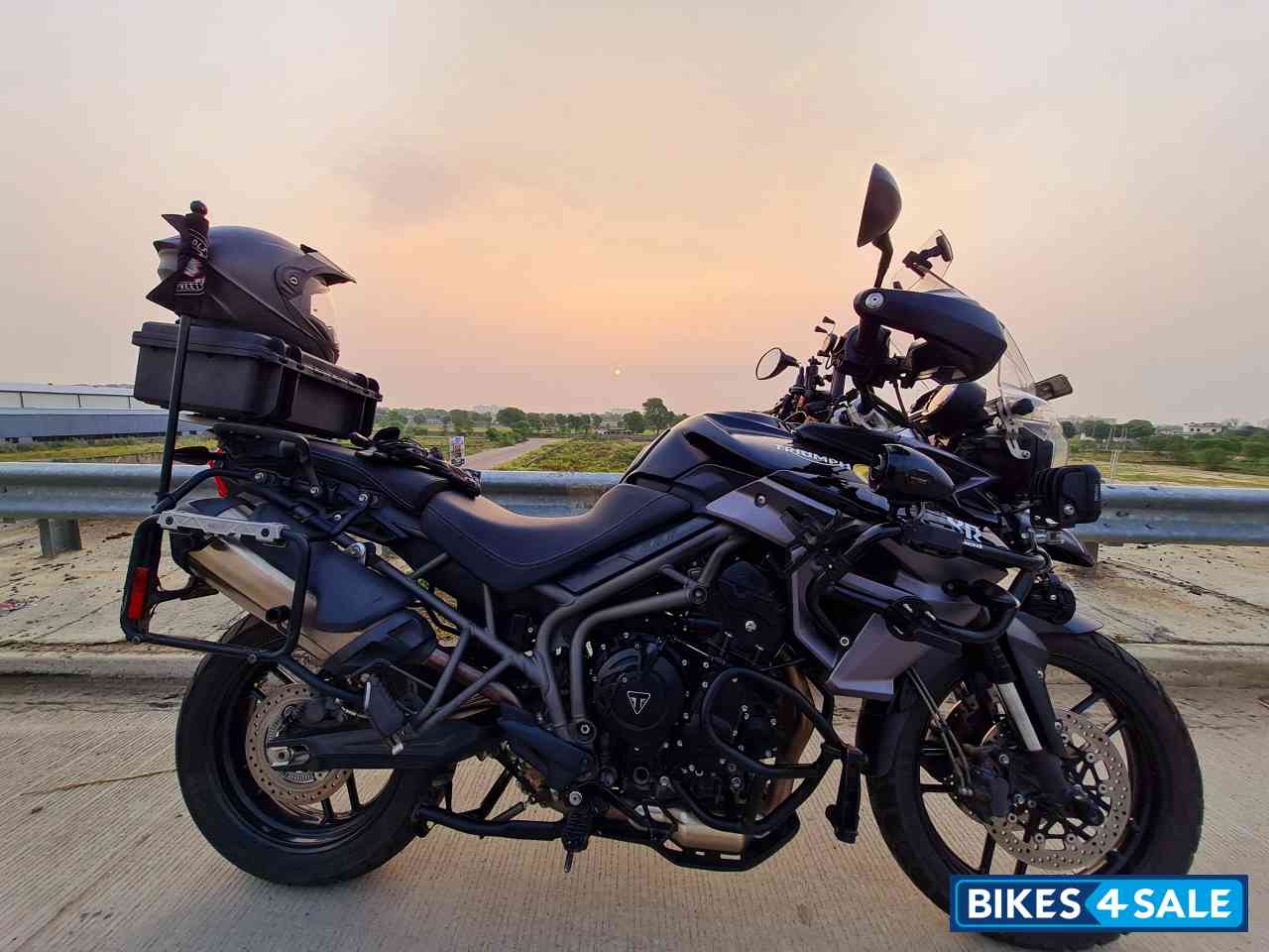 Black Triumph Tiger 800 XRx