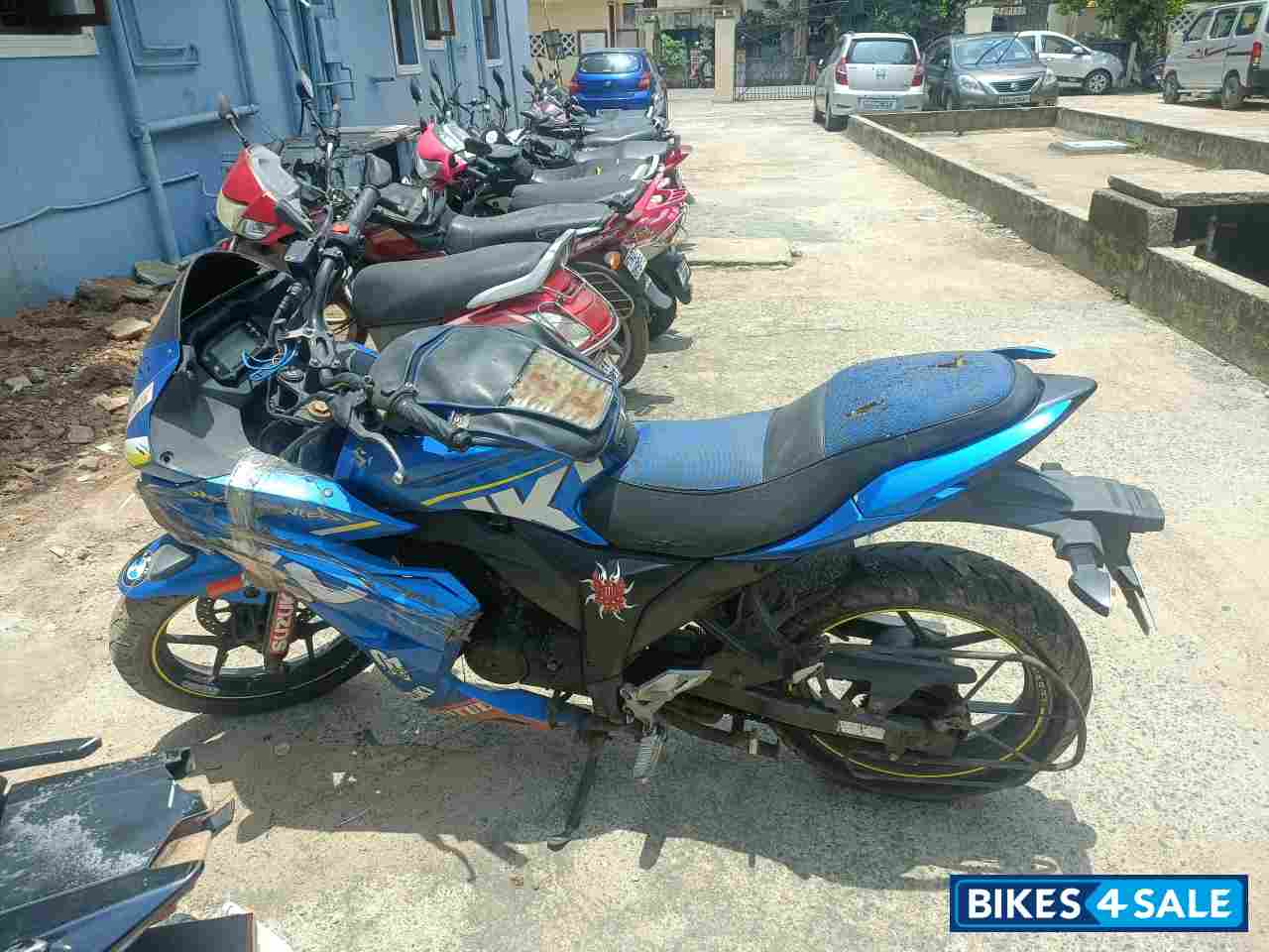 Blue Suzuki Gixxer SF