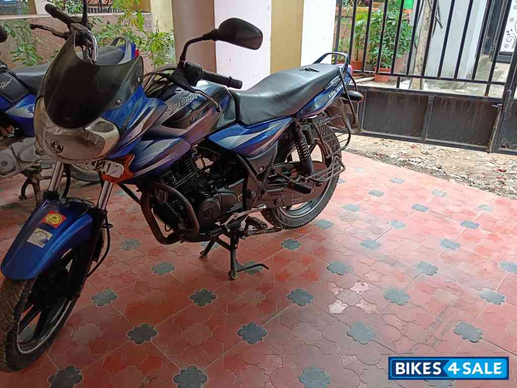 Blue Bajaj Discover DTSi 135